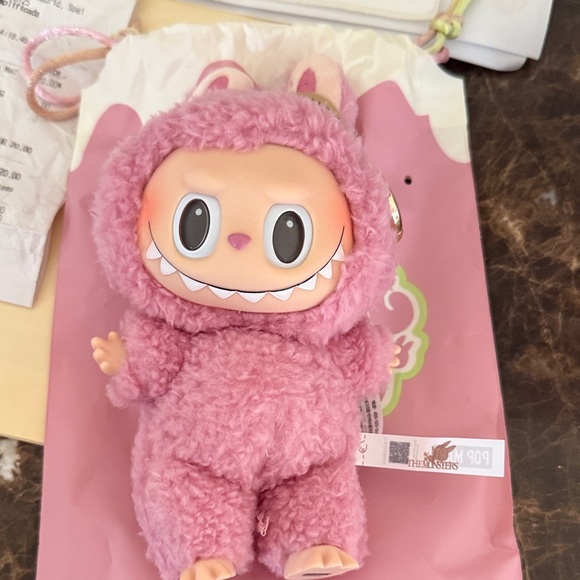 Macaron Labubu - Lychee Berry - Picture 4 of 6